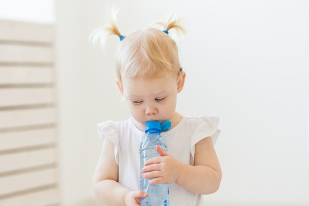 Audífono en el oído de la niña. Niño pequeño que lleva un audífono en casa.