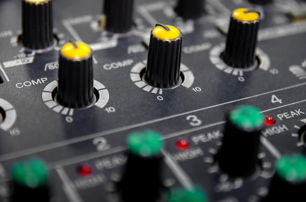 Foto audio-mixer-konsole und professionelles sound-mixing.