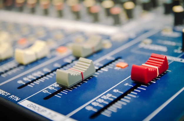 Foto audio-mixer-konsole und professionelles sound-mixing.