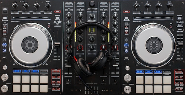 Audio-Mixing-Controller mit professionellen Kopfhörern. DJ-Tools. Draufsicht
