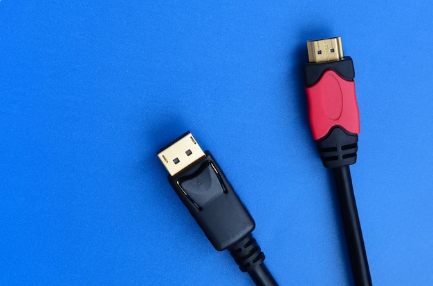 Audio-Video-HDMI-Computerkabelstecker und 20-poliger DisplayPort-Stecker (vergoldet) für einen fehlerfreien Anschluss auf blauem Hintergrund