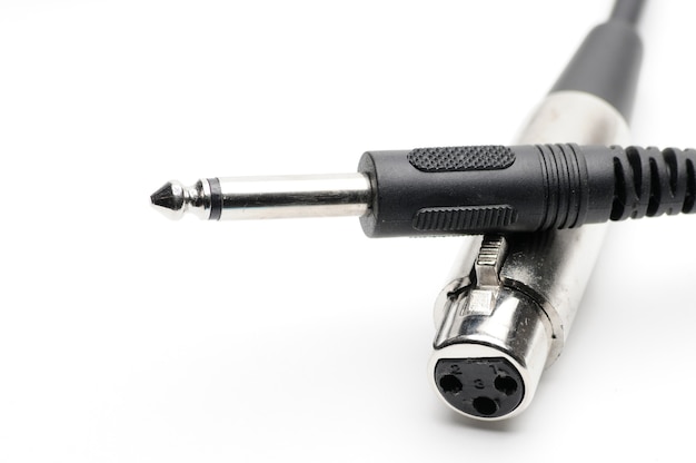 Audiokabel mit XLR- und TRS-Klinkensteckern für Mikrofone und professionelle Audiogeräte auf einem isolierten weißen Hintergrund