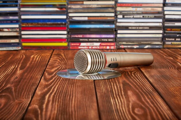 Audiomikrofon auf der CD auf Holztisch