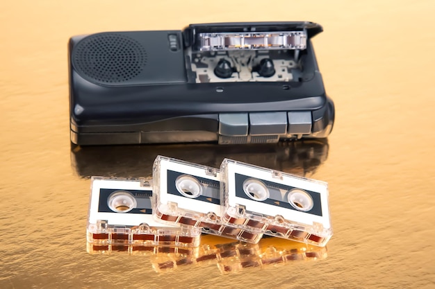 Foto audiorecorder mit microcassette-gerät für die arbeit mit sprache und analoger audioaufzeichnung