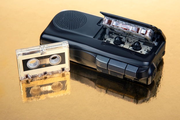 Audiorecorder mit Microcassette-Gerät für die Arbeit mit Sprache und analoger Audioaufzeichnung