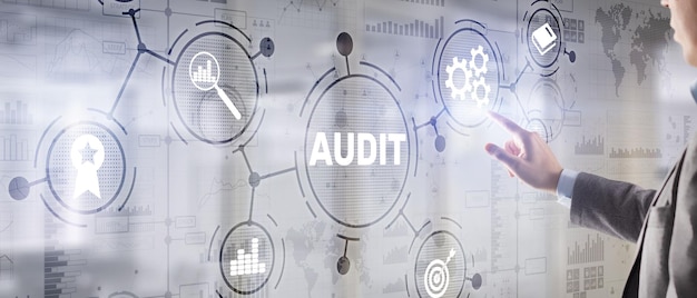 Audit Überprüfung der Jahresabschlüsse des Unternehmens Geschäftsmann berührt Audit auf 3D-virtuellem Bildschirm