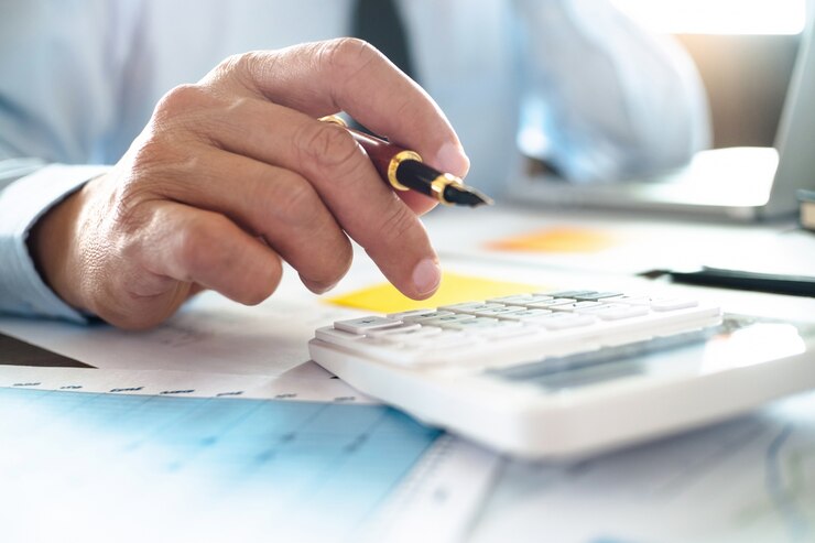 auditor o inspector financiero trabajando en informe comercial