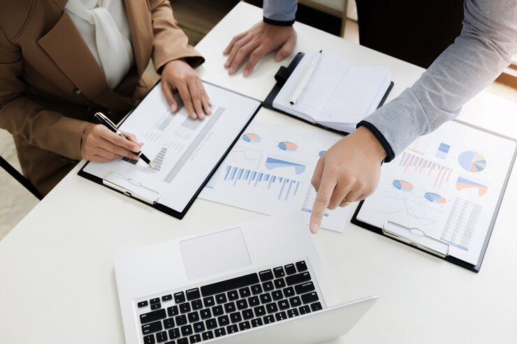 auditoría financiera de valoración empresarial trabajando con contador e informe anual de datos