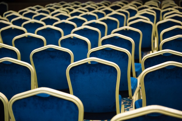 Auditório de cinema vazio. um grande número de cadeiras de veludo azul seguidas.