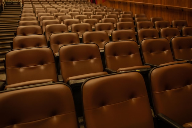 Auditório de teatro ou cinema com assentos acolchoados vazios