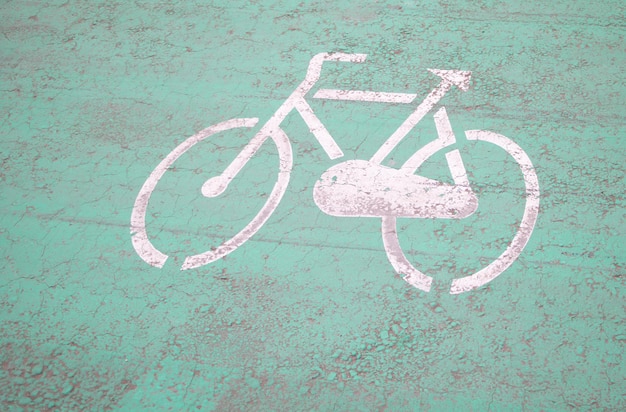 Auf Asphalt gedrucktes Verkehrszeichen auf der Strecke für Radfahrer