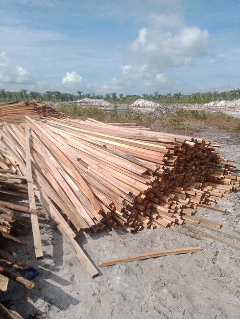 Foto auf dem boden liegt ein haufen holz.