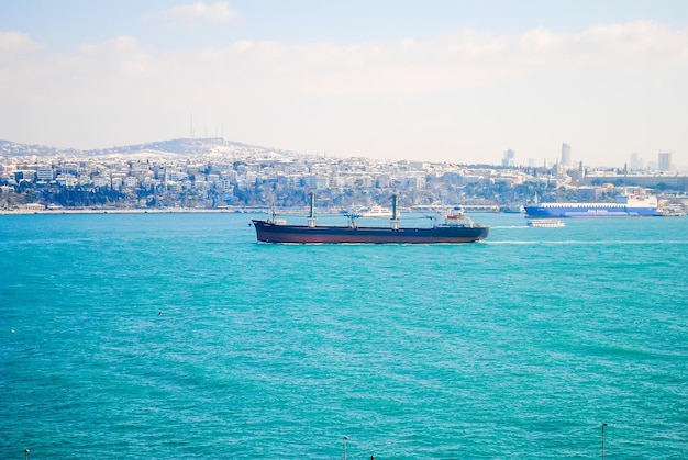 Auf dem Bosporus in der Türkei fahren verschiedene Schiffe