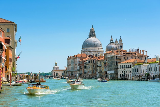 Auf dem Canal Grande in Venedig fahren Wassertaxis