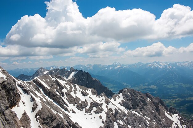 Auf dem Dachsteingipfel und Blick auf die Alpen. Nationalpark in Österreich, Europa. Blauer und bewölkter Himmel am Sommertag
