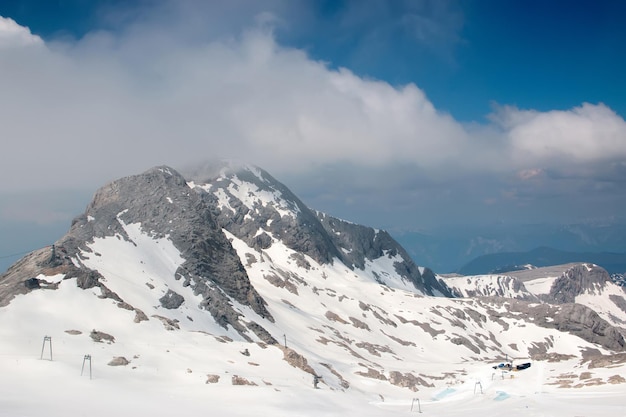 Auf dem Dachsteingipfel und Blick auf die Alpen. Nationalpark in Österreich, Europa. Blauer und bewölkter Himmel am Sommertag