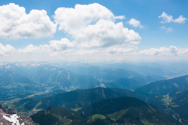 Auf dem Dachsteingipfel und Blick auf die Alpen. Nationalpark in Österreich, Europa. Blauer und bewölkter Himmel am Sommertag