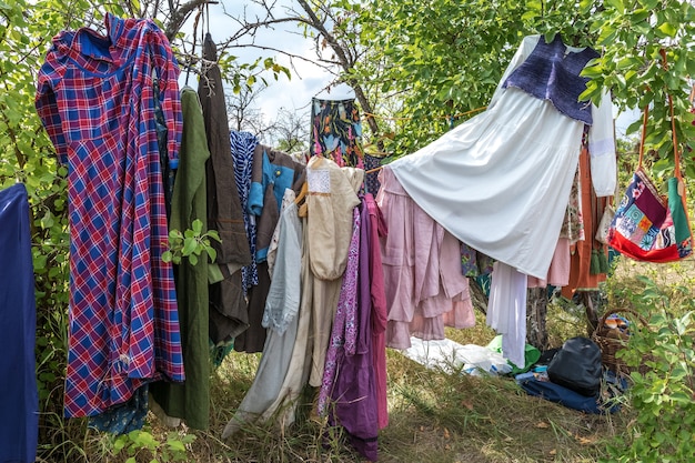 Auf dem Dorffest findet ein Verkauf alter Volkstrachten statt. Straßenhandel mit ländlichen Haushaltsgegenständen