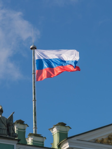 Auf dem Fahnenmast entwickelt sich im Wind die Flagge Russlands.