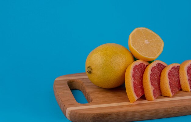 Auf dem Foto geschnittene Früchte ein Messer und ein Schneidebrett Orangen Mandarinen Zitrone Limette Grapefruit