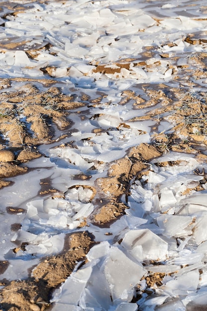 Auf dem Gebiet des Feldes bildete sich eine dicke Eisschicht