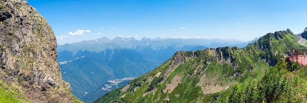 Foto auf dem gipfel der schwarzen pyramide ein blick auf den kaukasus