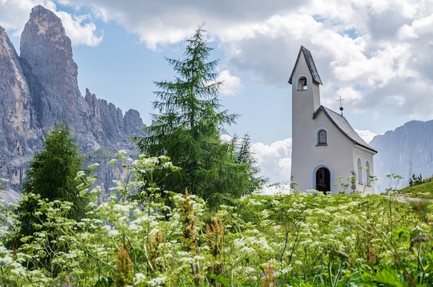 Auf dem Grödner Joch befindet sich diese kleine weiße Kirche mit Blick auf die Sellagruppe im Herzen der Dolomiten