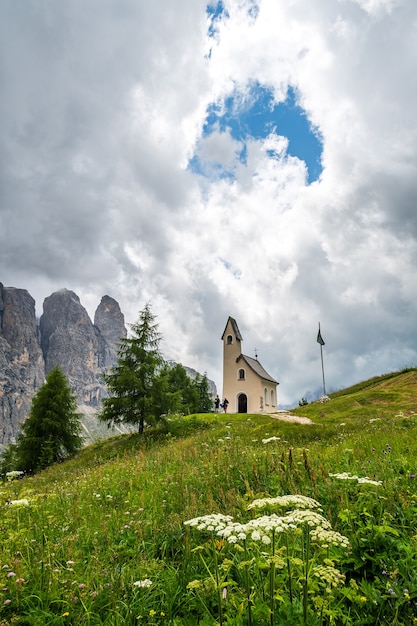Auf dem Grödner Joch befindet sich diese kleine weiße Kirche mit Blick auf die Sellagruppe im Herzen der Dolomiten