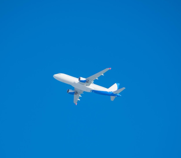 Auf dem Hintergrund des blauen Himmels fliegende Flugzeuge.