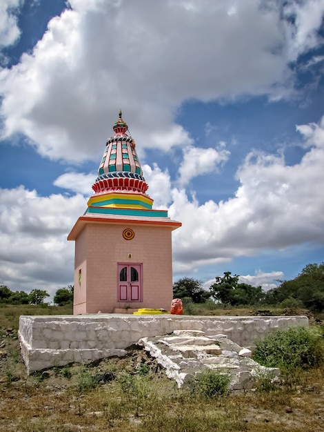 Foto auf dem hintergrund von schönen wolken foto von farbenfrohen isolierten tempel am stadtrand des dorfes