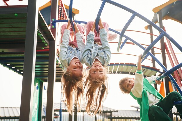 Foto auf dem kopf hängen kinder amüsieren sich auf dem spielplatz