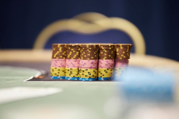 Auf dem Spieltisch liegen im Stack Casino Business Poker bunte Spielsteine der Pokerchips