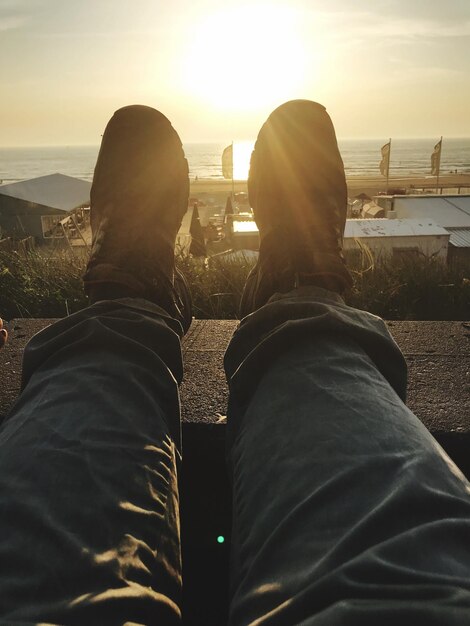 Foto auf dem strand an der anlegestelle sitzend