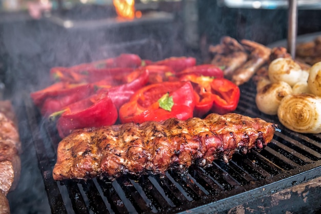 Auf dem Straßengrill werden Rippchen und Gemüse gegrillt