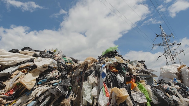 Auf dem Territorium der Recyclinganlage, große Haufen von Plastikkanistern und Kisten, Ökologiekonzept