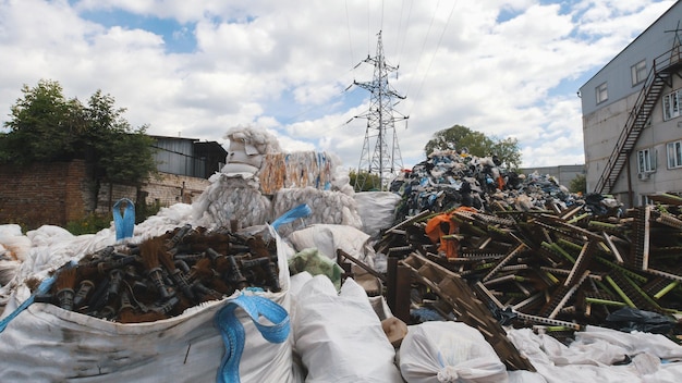 Auf dem Territorium der Recyclinganlage, große Haufen von Plastikkanistern und Kisten, Ökologiekonzept