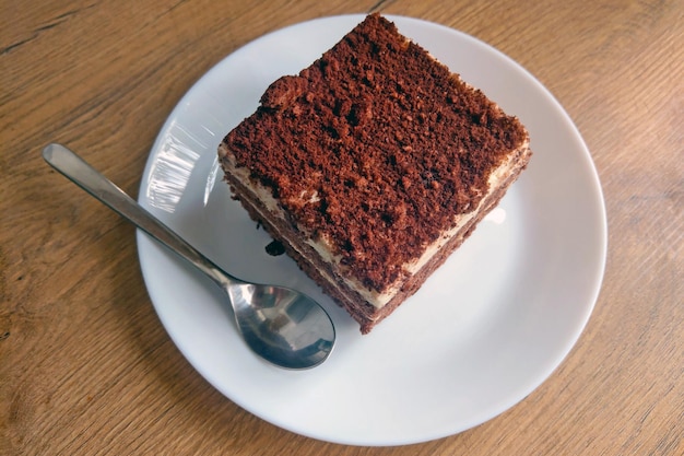 Auf dem Tisch steht ein Teller Kuchen, Süßigkeiten dazu Tee oder Kaffee