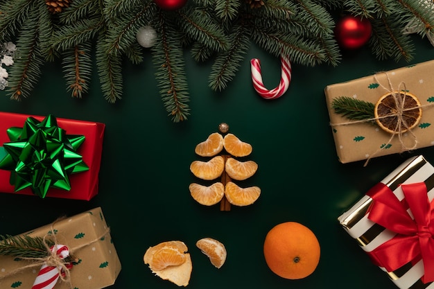 Auf dem Tisch steht ein Weihnachtsbaum aus Mandarinenscheiben