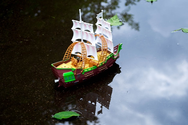 Foto auf dem wasser schwimmt ein kinderboot.