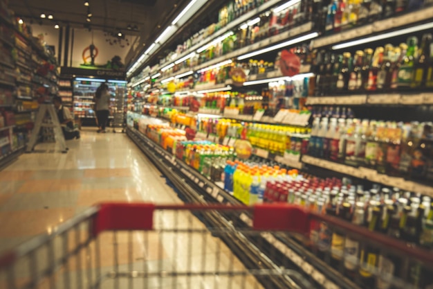 Auf den Alkoholgetränken im Supermarkt angebrachte unfokussierte Verschwörung