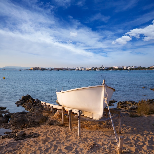 Auf den Strand gesetztes Boot in Estany DES Peix in Formentera Balearic Island