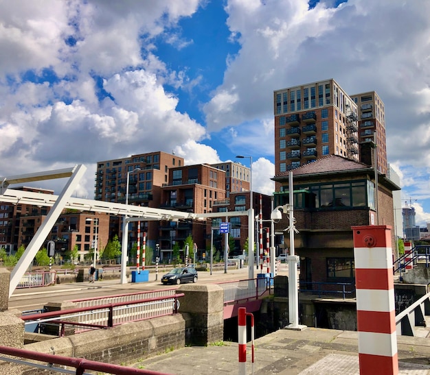 Foto auf der anderen seite einer brücke befindet sich ein retro-design-wohnkomplex unter blauem und bewölktem himmel