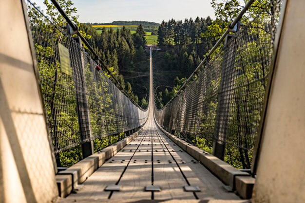 Foto auf der geierlay-brücke - moersdorf - rheinland-pfalz - deutschland