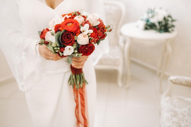 Auf der Oberfläche liegender Hochzeitsstrauß aus Rosen. Hochzeitsfloristik