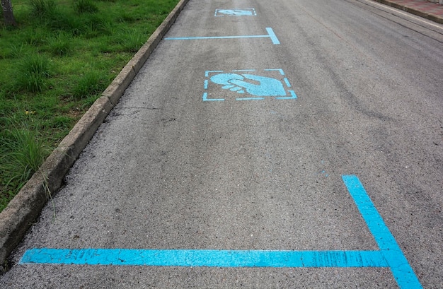Auf der Straße gibt es eine Markierung über das gebührenpflichtige Parken von Autos