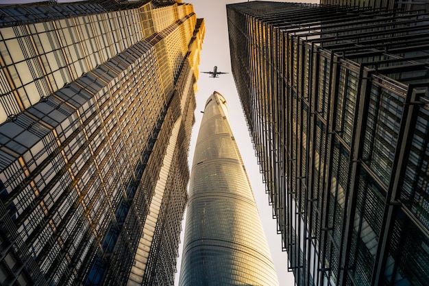 Foto auf der suche nach dem modernen business bürogebäude exterieur und himmel