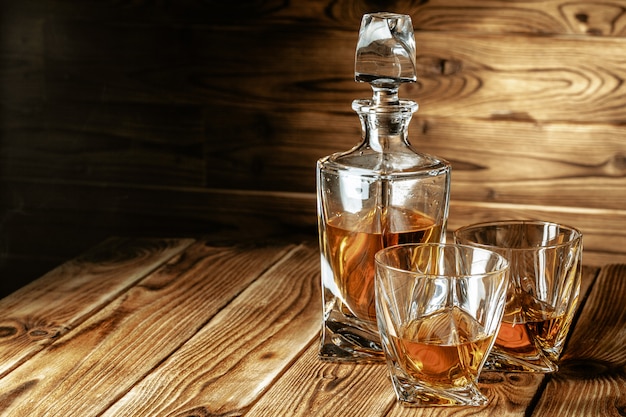 Auf der Theke stehen Gläser mit Cognac und Whiskey