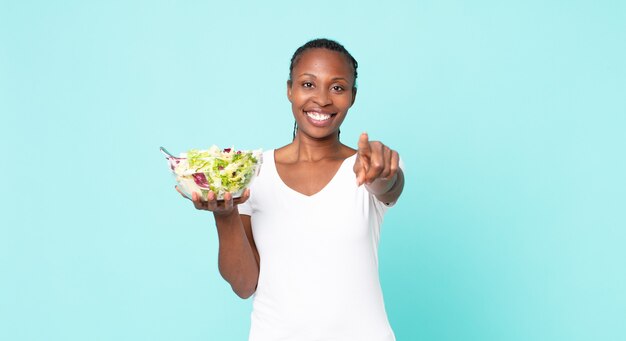 Auf die Kamera zeigen, dich auswählen und einen Salat halten