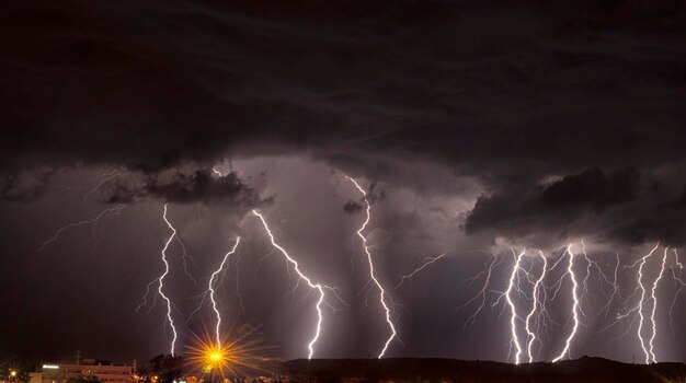 Auf diesem Bild vom National Geographic Photography Contest ist ein Gewitter zu sehen.