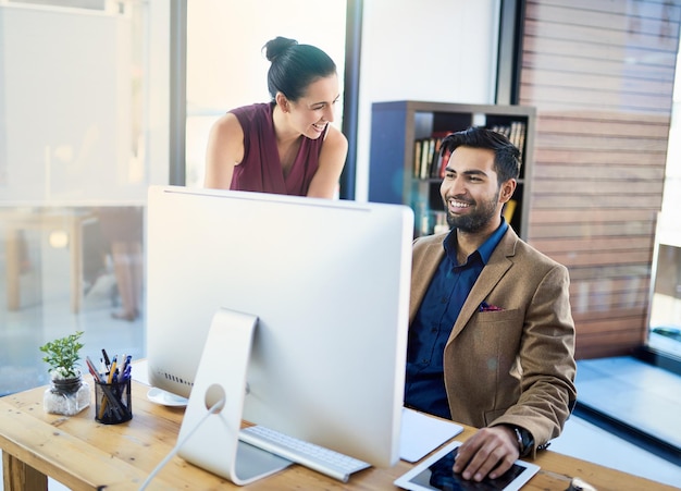 Auf ein erfolgreiches Geschäft hinarbeiten Shot von Firmenmitarbeitern, die in einem modernen Büro arbeiten